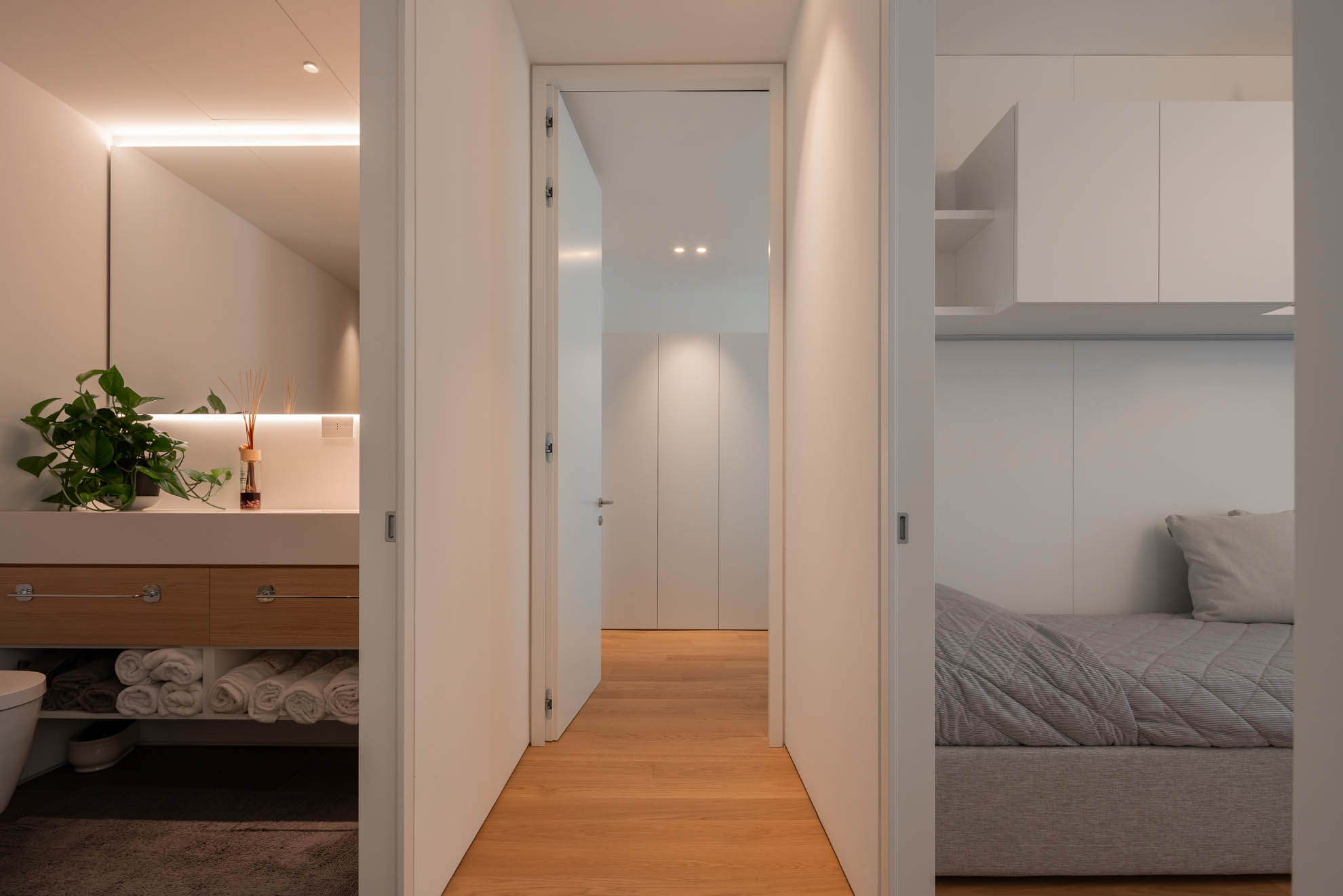 Interni di un appartamento: bagno, corridoio e camera da letto