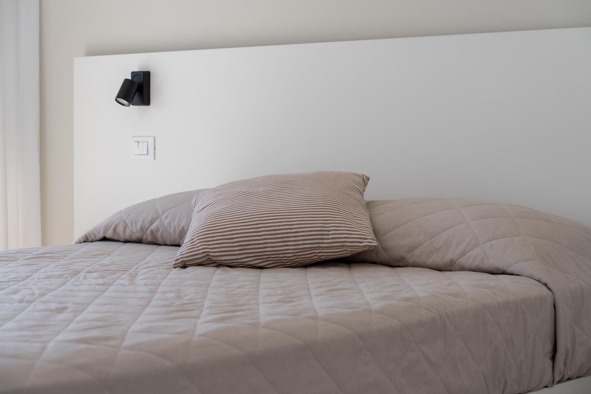 Camera da letto ordinata di una seconda casa